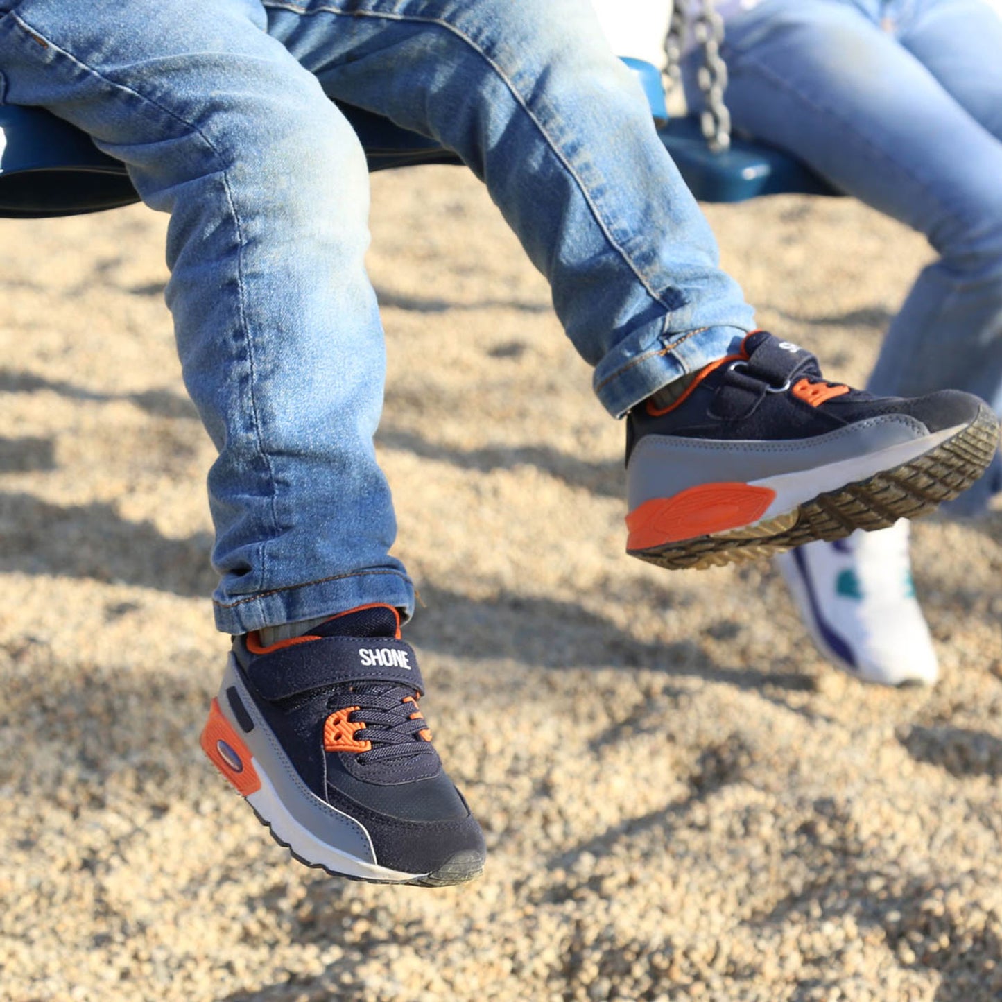 Scarpa sportiva bambino con strappo
