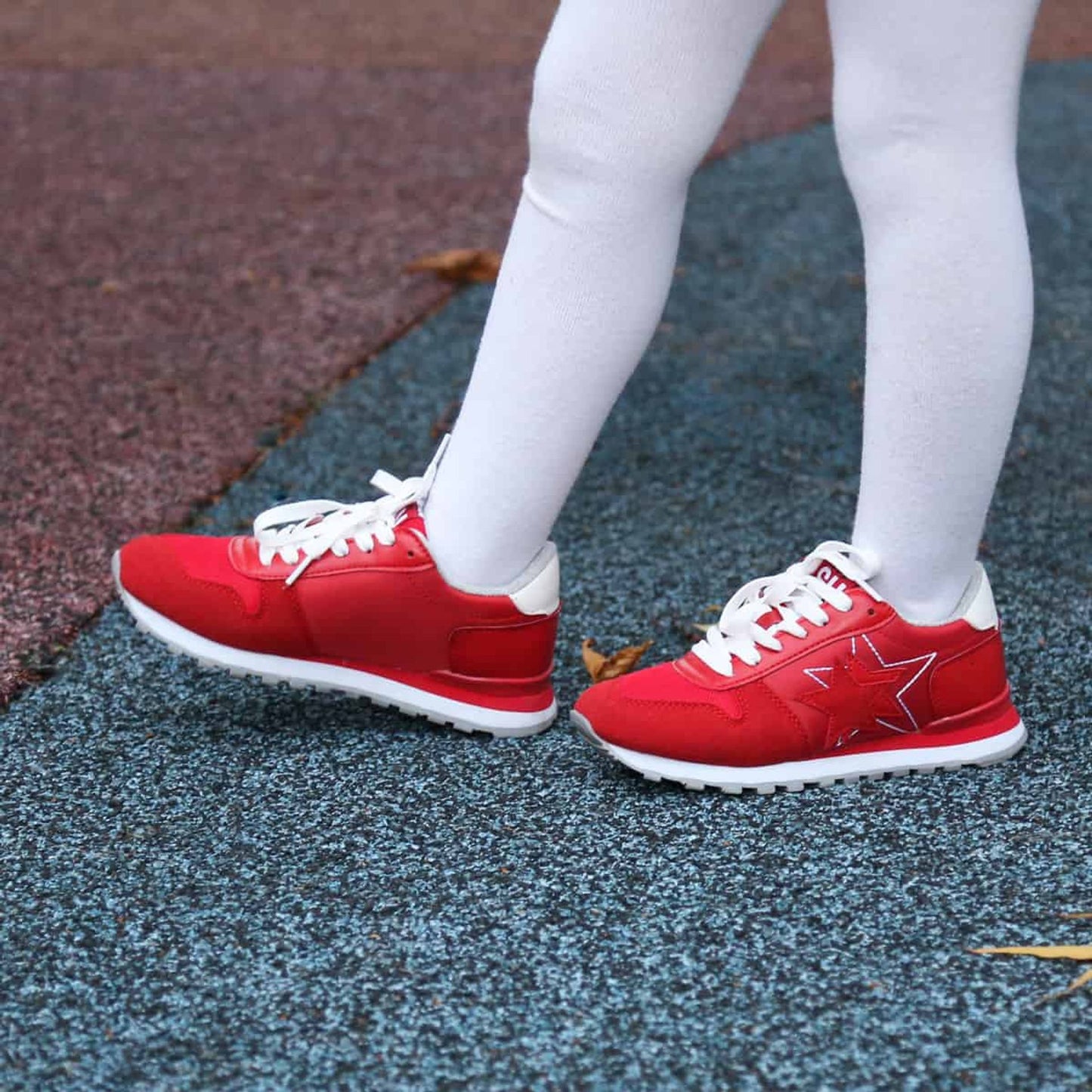 Scarpa sportiva bambino rosso stile running con stella e memory foam